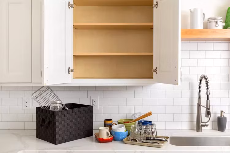 Dọn dẹp tủ bếp là bước đầu tiên để sắp xếp ngăn nắp. (Ảnh: ITN). Dọn dẹp tủ bếp là bước đầu tiên để sắp xếp ngăn nắp. (Ảnh: ITN).