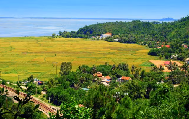 Cửa biển Tư Hiền (nhìn từ đèo Phước Tượng)