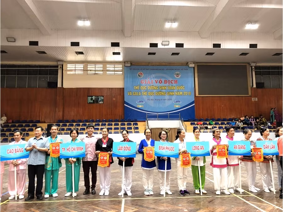 Ban tổ chức và Nhà tài trợ Vinamilk lên trao cờ lưu niệm cho các đoàn tham gia
