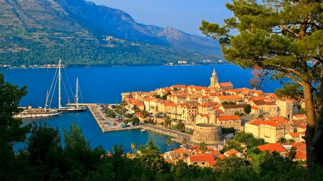 Du khách đã hào phóng tặng đảo Korcula danh hiệu hòn đảo đẹp nhất Croatia bởi vẻ đẹp thiên nhiên hài hòa cùng lịch sử và văn hóa