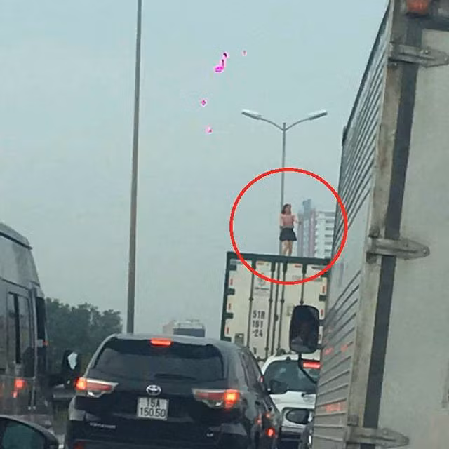 Hà Nội: Phát hiện một cô gái vô tư nhảy múa trên thùng container đang chạy tốc độ cao - Hình 1