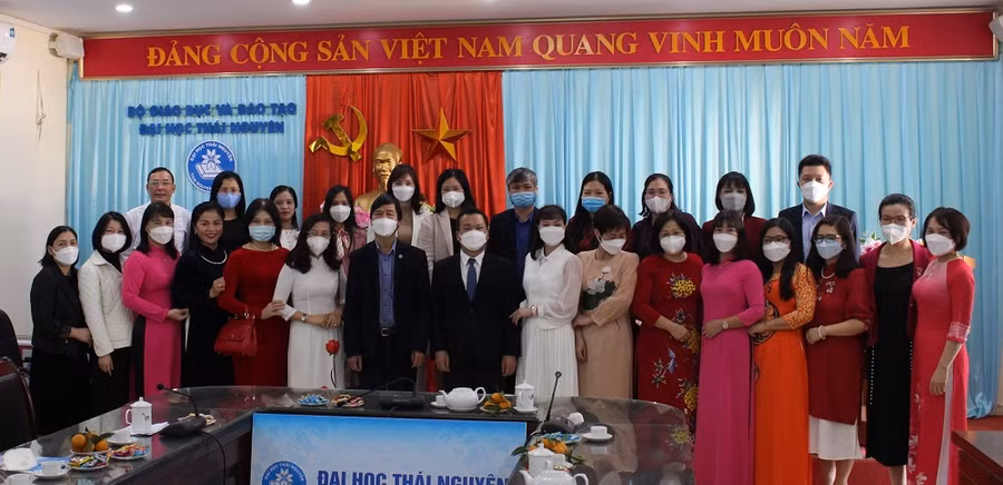 Đại học Thái Nguyên đã tổ chức gặp mặt nữ cán bộ quản lý và nhà khoa học nữ tiêu biểu nhân dịp kỷ niệm Ngày Quốc tế phụ nữ