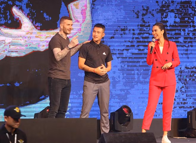 Buổi giao lưu còn có sự tham gia của cựu danh thủ Lê Công Vinh. Chân sút vàng một thời của bóng đá Việt Nam chia sẻ bản thân là fan lớn của Beckham. Cả hai tỏ ra rất hợp ý khi cùng có sở thích trong công tác đào tạo các tài năng bóng đá trẻ