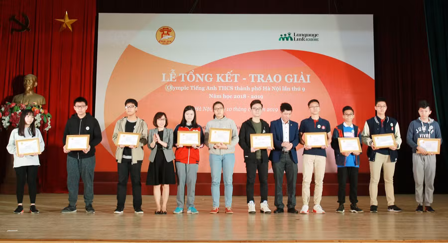 Đại diện BTC trao giải tại cuộc thi