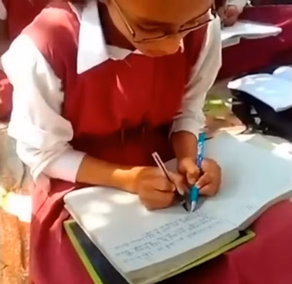 Những học sinh giỏi có thể thuần thục sử dụng kỹ năng này để viết hai đoạn văn cùng lúc. ngoi-truong-o-an-do-day-hoc-sinh-viet-bang-hai-tay-cung-luc-1