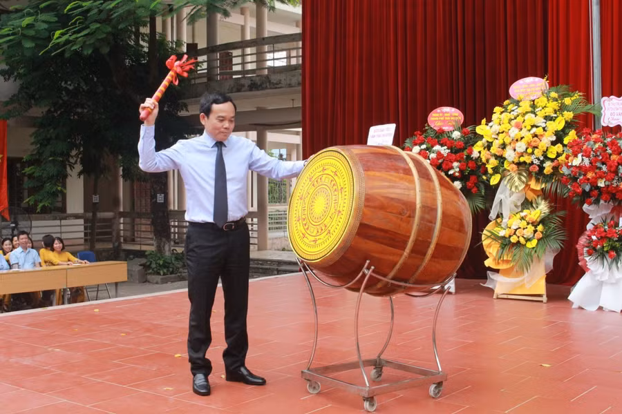 Phó Thủ tướng Trần Lưu Quang đánh trống khai trường. Phó Thủ tướng Trần Lưu Quang đánh trống khai trường.