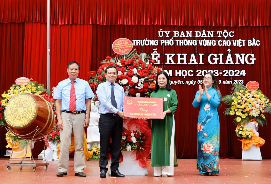 Phó Thủ tướng Trần Lưu Quang dự lễ khai giảng tại Trường Phổ thông vùng cao Việt Bắc.