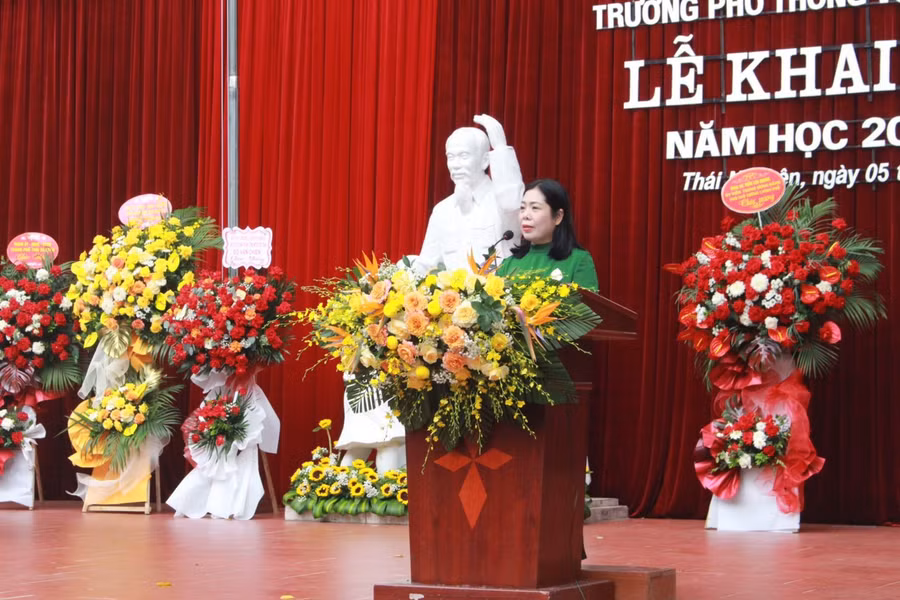 Nhà giáo Lục Thuý Hằng, Hiệu trưởng trường Phổ thông vùng cao Việt Bắc. Nhà giáo Lục Thuý Hằng, Hiệu trưởng trường Phổ thông vùng cao Việt Bắc.