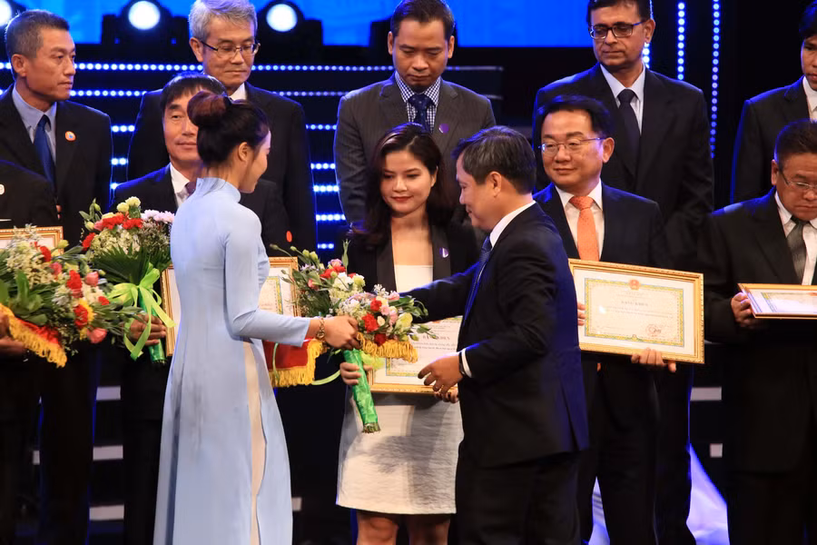 Bộ trưởng Bộ Kế hoạch và Đầu tư Nguyễn Chí Dũng trao bằng khen và hoa cho đại diện Nestlé Việt Nam Bộ trưởng Bộ Kế hoạch và Đầu tư Nguyễn Chí Dũng trao bằng khen và hoa cho đại diện Nestlé Việt Nam