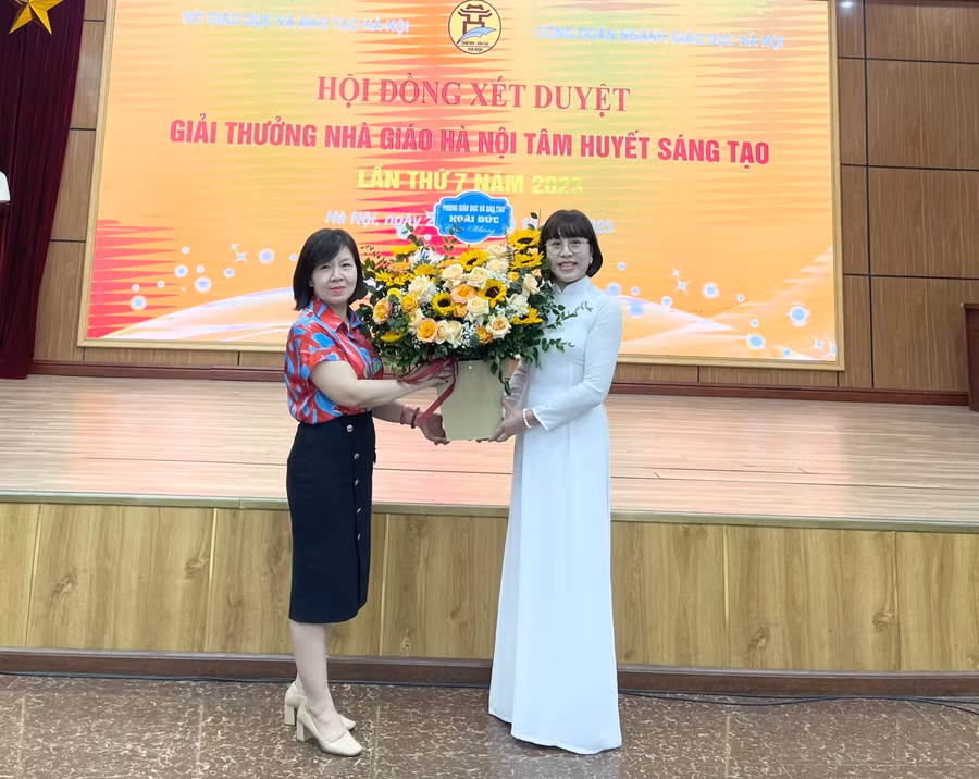 Cô Nguyễn Thị Huyền (phải) là 1 trong các nhà giáo được Giám đốc Sở GD&ĐT tặng giấy khen và tuyên dương các điển hình tiên tiến, nhà giáo tiêu biểu ngành Giáo dục Thủ đô năm 2023 tại Cung văn hóa Hữu nghị Việt Xô ngày 15/11 tới.