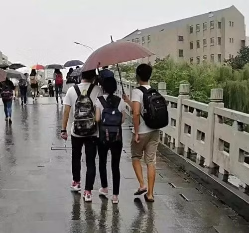 Chỉ cần em hạnh phúc đối với anh là điều may mắn.