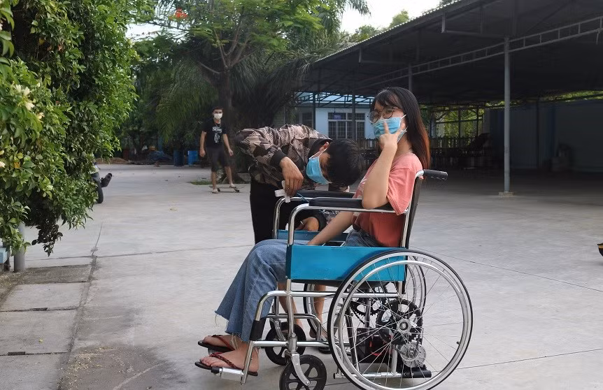 Mô hình chiếc xe lăn điện được nhóm sinh viên Trường ĐH Lạc Hồng tích hợp, cải tiến thành công.