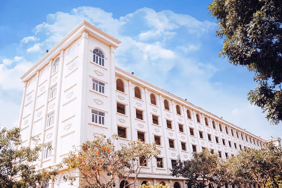 Trường có khuôn viên rộng 24ha bao phủ nhiều cây xanh và kiến trúc đẹp ấn tượng. Trường có khuôn viên rộng 24ha bao phủ nhiều cây xanh và kiến trúc đẹp ấn tượng.