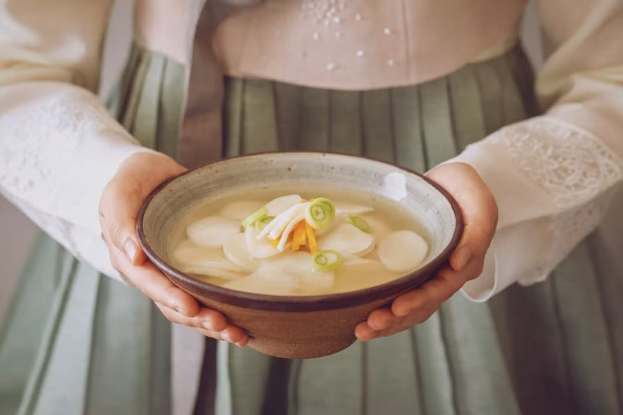 Món ăn chính trong ngày là một trong những món ăn truyền thống của Hàn Quốc: canh bánh gạo “Tteokguk”. (Ảnh: ITN). Món ăn chính trong ngày là một trong những món ăn truyền thống của Hàn Quốc: canh bánh gạo “Tteokguk”. (Ảnh: ITN).