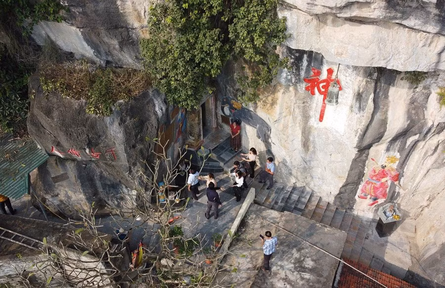 Chữ bị tô vẽ làm mất đi yếu tố gốc của di tích.