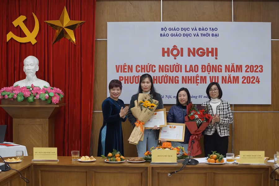 Trao thưởng cho hai tập thể đạt danh hiệu Tổ Công đoàn xuất sắc: Ban Điện tử và Phòng Trị sự.