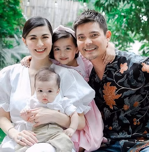 "Mỹ nhân đẹp nhất Philippines" rạng ngời bên chồng và hai con ảnh 9