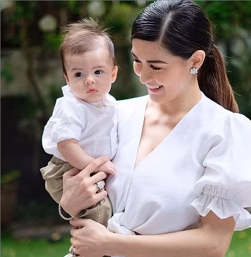 "Mỹ nhân đẹp nhất Philippines" rạng ngời bên chồng và hai con ảnh 2
