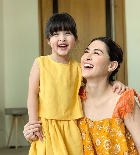 "Mỹ nhân đẹp nhất Philippines" rạng ngời bên chồng và hai con ảnh 14