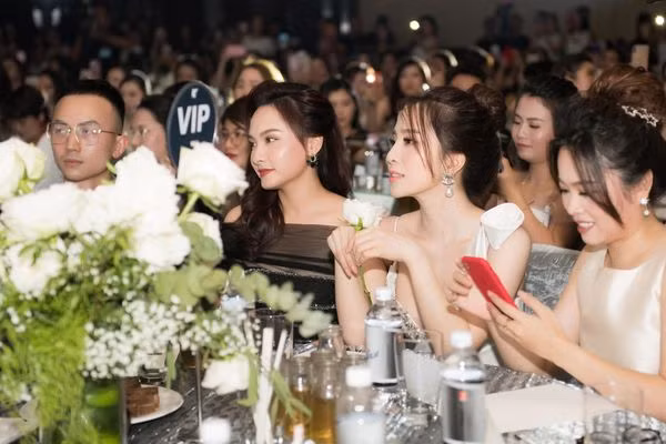 Dàn diễn viên “Về nhà đi con” Quỳnh Nga (Nhã), Bảo Thanh, (Thư) Hoàng Anh Vũ (Dũng) vừa cùng hội ngộ tại một sự kiện ở Hà Nội.
