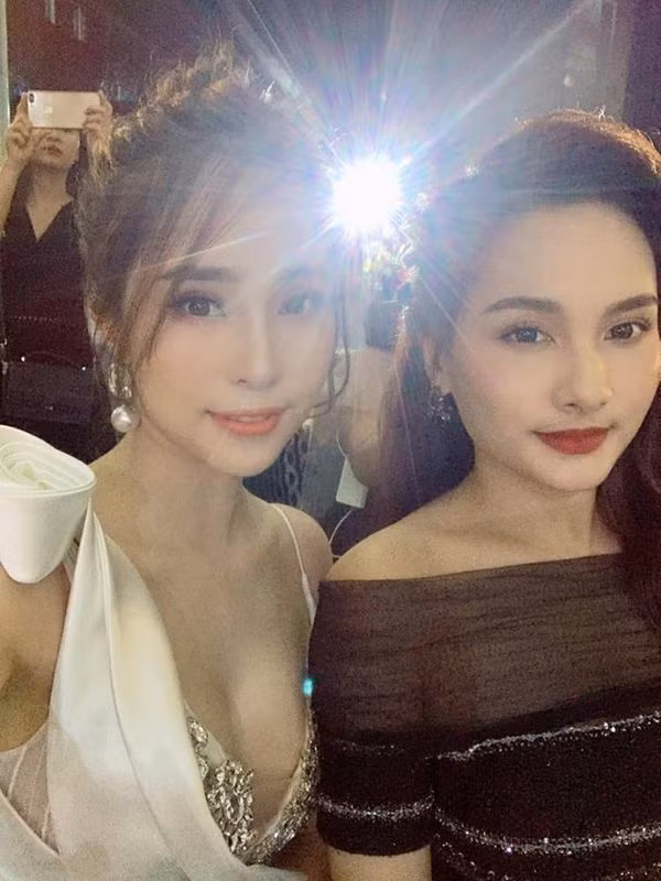 Là tình địch trên phim, phong cách của 2 cô nàng ngoài đời cũng trái ngược nhau khi Bảo Thanh diện đầm đen, đối nghịch với Quỳnh Nga.