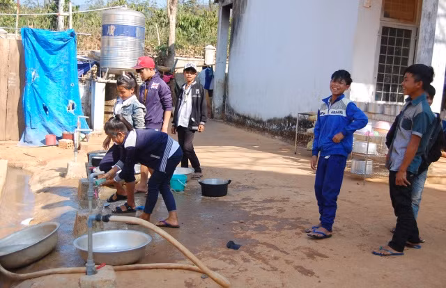 Trường học ở xã Mô Rai (huyện Sa Thầy) và xã Hiếu (huyện Kon Plông) còn có nhiều phòng ở tạm, thiếu công trình vệ sinh, nước sạch