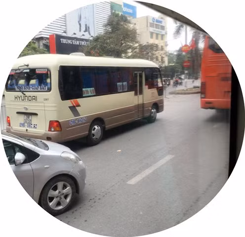 Cảnh xe xếp hàng đón khách trên phố Kim Đồng (Ảnh chụp từ một chuyến xe khách khác)