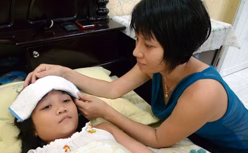 Cách chăm sóc trẻ sốt xuất huyết tại nhà