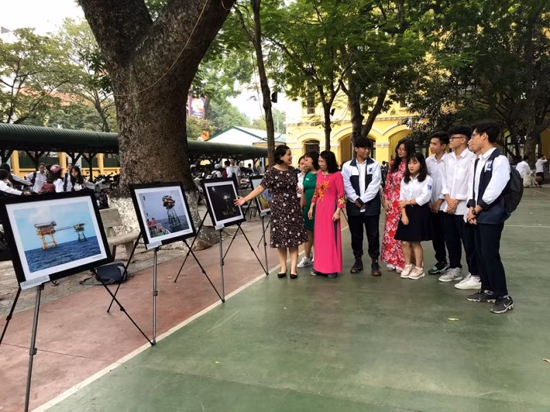 Giáo viên và học sinh trường THPT Phan Đình Phùng thưởng thức các bức ảnh về biển đảo.