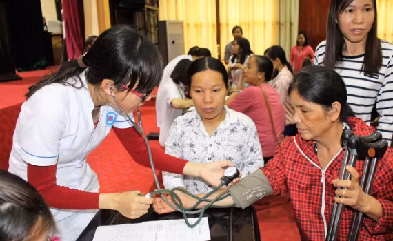 Người khuyết tật tại tỉnh Thái Bình được khám, chăm sóc sức khỏe.