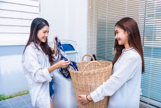 Hãy giao cho con những công việc bạn mong muốn được hoàn thành thường xuyên, chẳng hạn như phơi quần áo, dọn dẹp phòng tắm. (Ảnh: ITN).