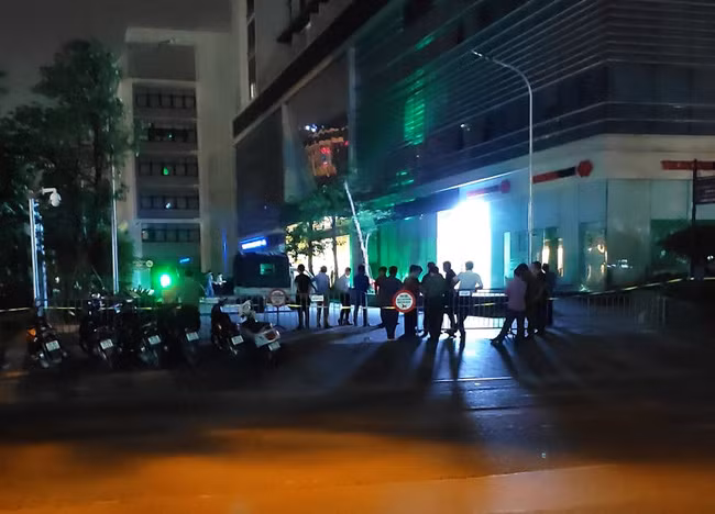 Lực lượng chức năng nhanh chóng có mặt bảo vệ hiện trường, điều tra nguyên nhân. Ảnh: Afamily.vn.