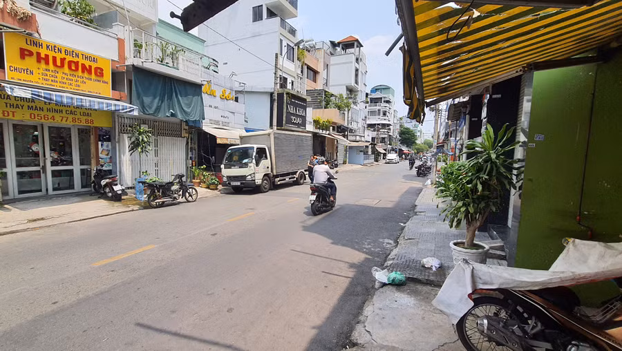 Khu vực chị N. bị 2 đối tượng cướp giật túi xách. Khu vực chị N. bị 2 đối tượng cướp giật túi xách.