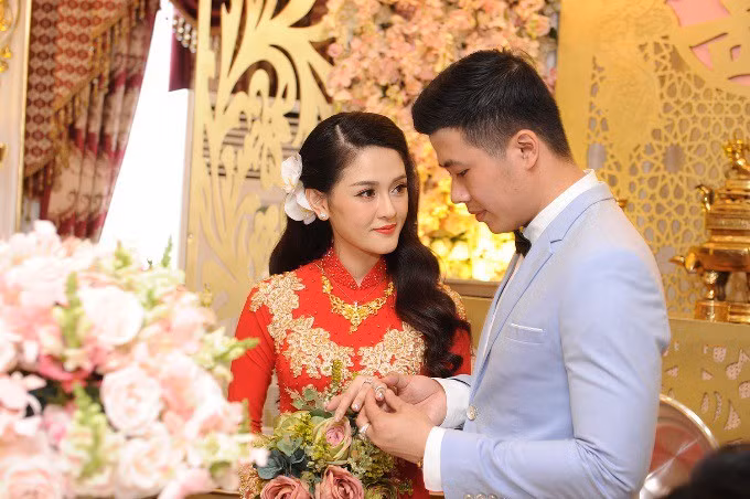 Những đám cưới xa hoa, dát đầy vàng của con đại gia Việt - Ảnh 4. Những đám cưới xa hoa, dát đầy vàng của con đại gia Việt - Ảnh 4.