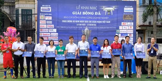 Đại diện Ban tổ chức trao kỷ niệm chương cho các nhà tài trợ