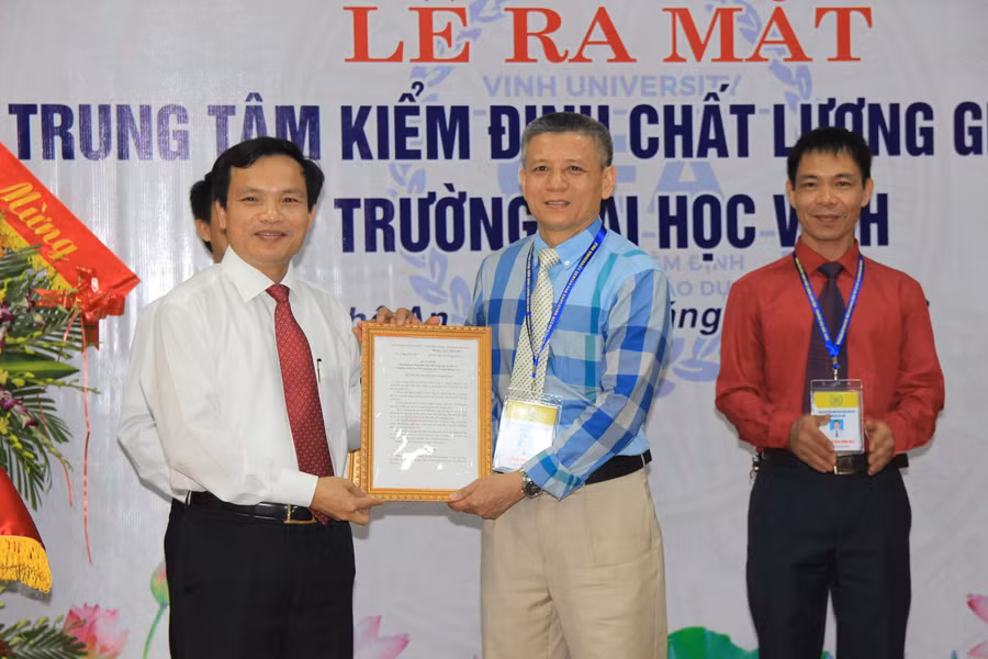 Ông Mai Văn Trinh – Cục trưởng Cục QLCL ượng trao quyết định thành lập và cấp phép hoạt động của Bộ GD&ĐT cho Trung tâm Kiểm định chất lượng giáo dục – ĐHV. Ông Mai Văn Trinh – Cục trưởng Cục QLCL ượng trao quyết định thành lập và cấp phép hoạt động của Bộ GD&ĐT cho Trung tâm Kiểm định chất lượng giáo dục – ĐHV.