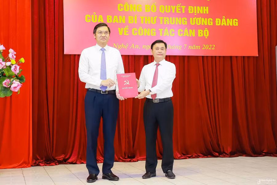 Ông Hoàng Nghĩa Hiếu (trái) nhận Quyết định của Ban Bí thư Trung ương Đảng. Ảnh: Báo Nghệ An