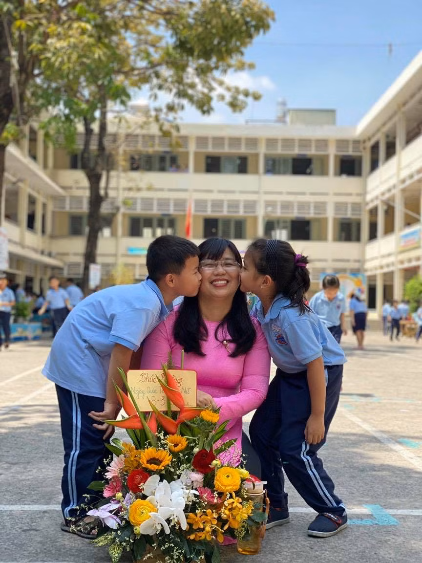 Cô nhận được sự yêu mến của học sinh.