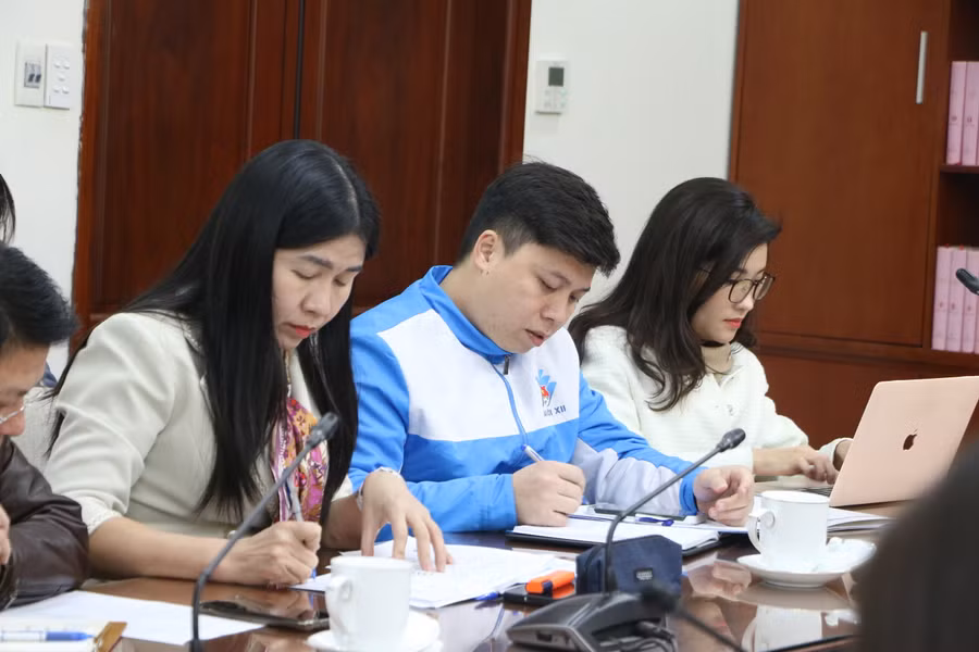 Các đại biểu dự cuộc họp nghe ý kiến từ lãnh đạo Vụ Giáo dục thể chất, Bộ GD&ĐT. Các đại biểu dự cuộc họp nghe ý kiến từ lãnh đạo Vụ Giáo dục thể chất, Bộ GD&ĐT.