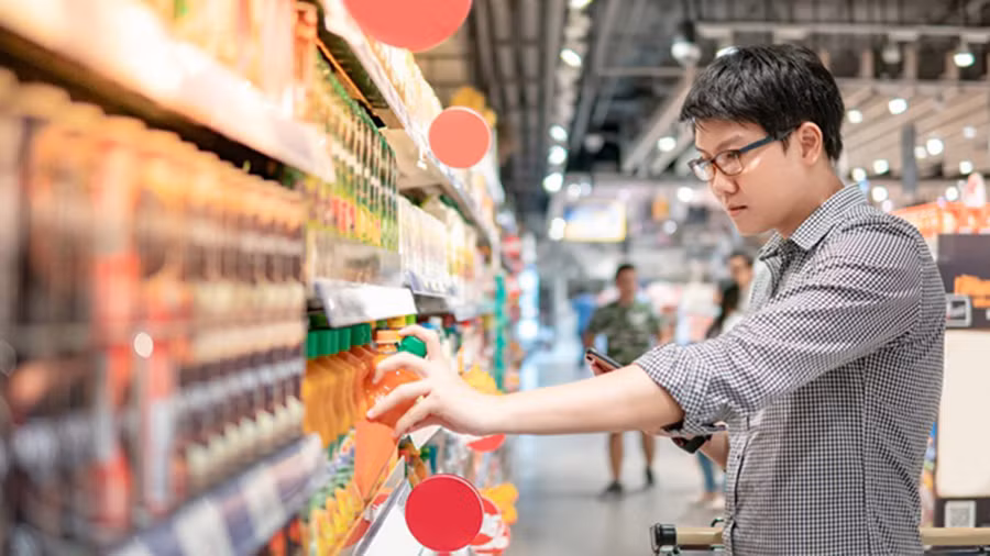 Bạn nên mua hàng bằng tiền mặt thay vì thẻ tín dụng. (Ảnh: ITN).