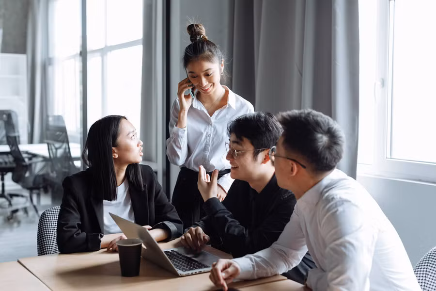 Bằng cách học các kỹ năng mới, bạn có thể vượt qua sự nhút nhát hoặc lúng túng, từ đó cảm thấy gắn kết hơn và tận hưởng tình bạn bền chặt, trọn vẹn. (Ảnh: ITN). Bằng cách học các kỹ năng mới, bạn có thể vượt qua sự nhút nhát hoặc lúng túng, từ đó cảm thấy gắn kết hơn và tận hưởng tình bạn bền chặt, trọn vẹn. (Ảnh: ITN).