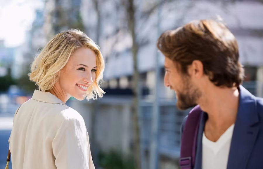 Anh ta trao cho bạn ánh mắt mà bạn biết rất rõ và nói điều gì đó vừa đủ để gợi ý bạn rằng anh ta quan tâm đến bạn. (Ảnh: ITN). Anh ta trao cho bạn ánh mắt mà bạn biết rất rõ và nói điều gì đó vừa đủ để gợi ý bạn rằng anh ta quan tâm đến bạn. (Ảnh: ITN).