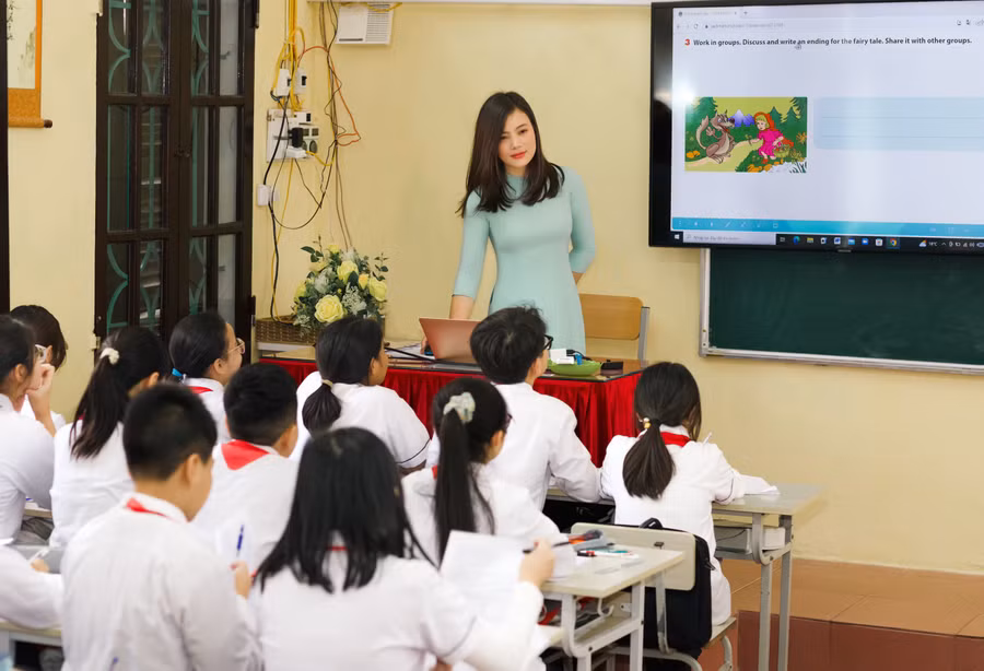 Cô Hằng trong một hoạt động giảng dạy trên lớp. Ảnh: NVCC.