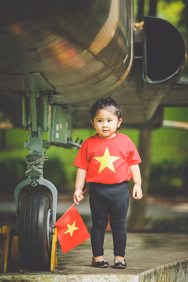 Lần đầu được nhìn thấy những chiếc máy bay ở cự li gần, cô bé háo hức đặt câu hỏi cho mẹ.