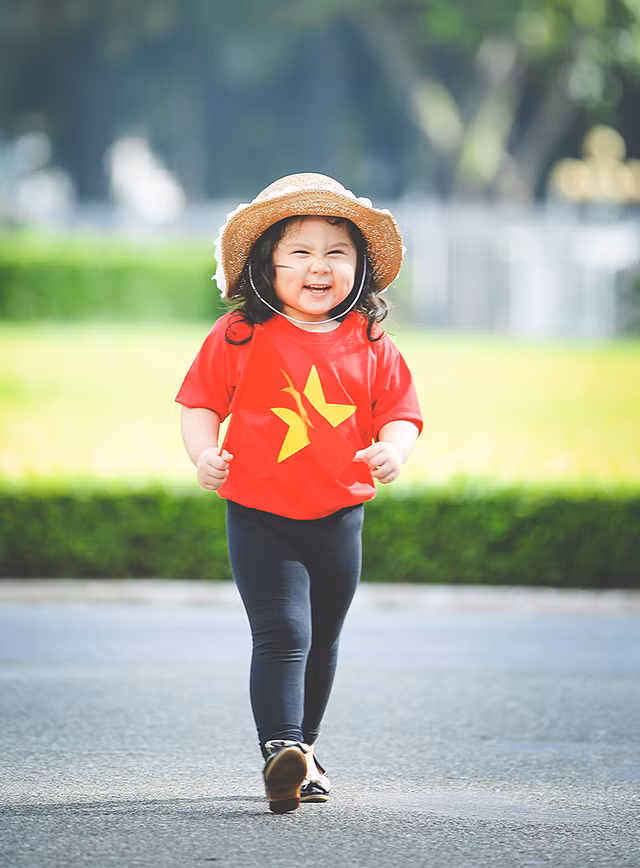 Mẫu nhí 2 tuổi diện áo cờ đỏ sao vàng tham quan dinh Độc Lập ảnh 8