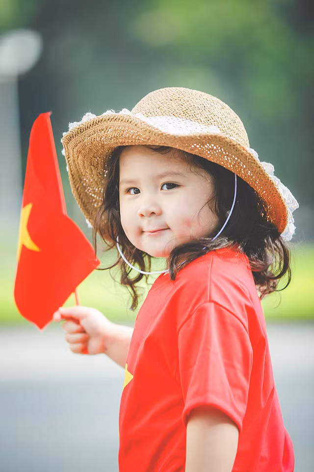 Cha mẹ mong muốn truyền cho Mimi niềm ham thích học lịch sử và niềm tự hào dân tộc.