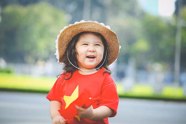 Cô bé 2 tuổi hồn nhiên khám phá thế giới xung quanh.