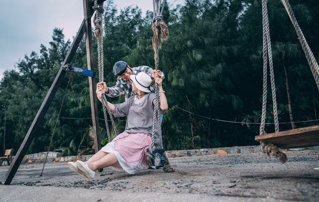 Với Liễu, Phong là một người đàn ông tỉ mỉ và tinh tế, những dịp lễ đặc biệt như kỷ niệm ngày quen nhau, sinh nhật, Phong thích tự tay mua hoa về cắt, tự bó hoa hoặc tự gói quà tặng người yêu chứ không mua sẵn.