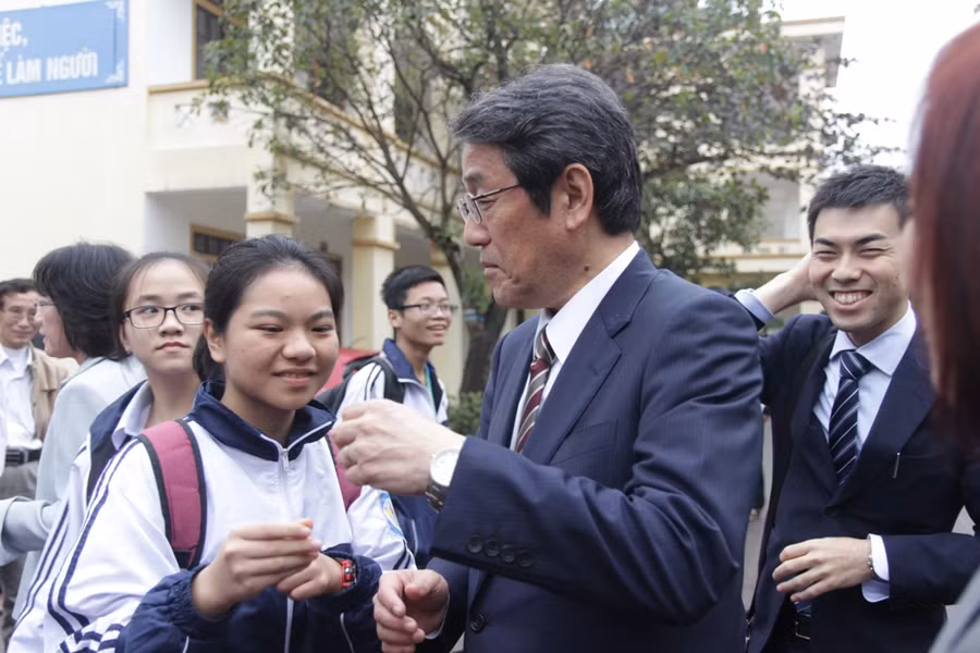 Học sinh trò chuyện với ngài Đại sứ Nhật Bản Kunio Umeda