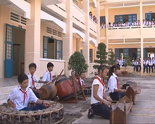 Trang bị dàn nhạc ngũ âm cho các trường dân tộc nội trú ở Sóc Trăng.